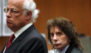 Спектър и адвокатът му (вляво) в залата на съда