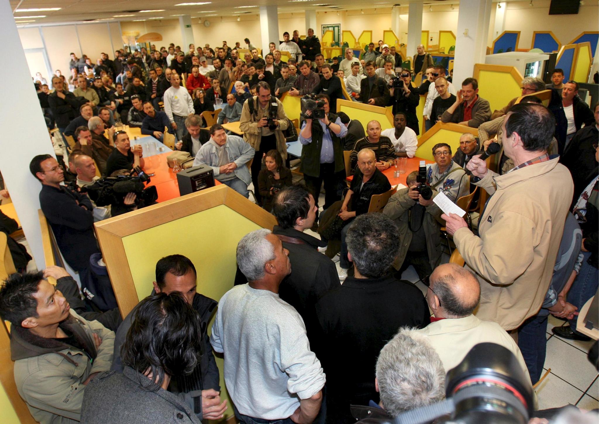 Френски работници държат шефове за заложници