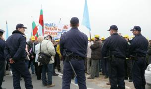 Полицаите на енергийния форум в мизерни условия