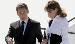 Саркози и жена му пристигат на международното летище в Мадрид