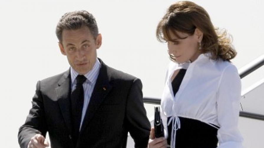 Саркози и жена му пристигат на международното летище в Мадрид