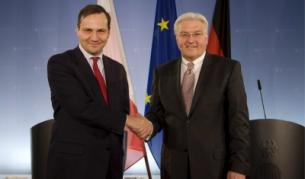 Министрите на външните работи на Полша - Радослав Шикорски (л) и на Германия - Франк-Валтер Щайнмайер