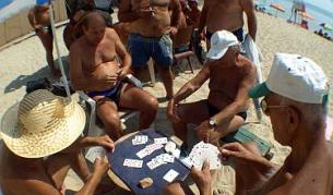 Игрите на карти на плажа определено са евтино забавление.