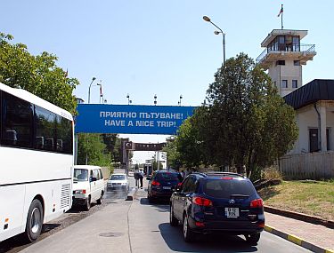 Километрични опашки се трупат на ГКПП "Капъкуле"