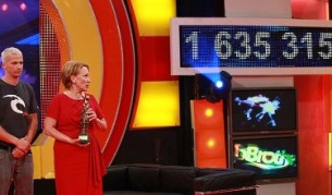 Победителят Део и Силва Зурлева със статуетката. На екрана вдясно се вижда събраната сума.