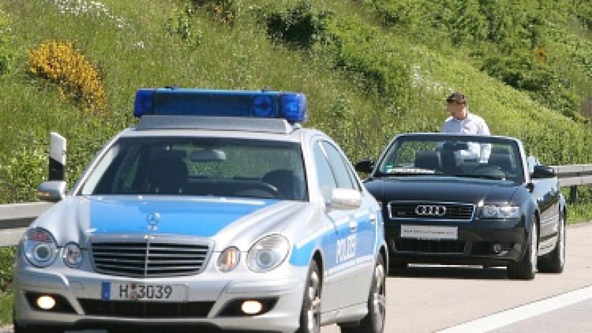 Полицаи помагат на 23 годишния германец да събере разхвърчалите се