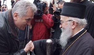 Сръбският ултранационалист Томислав Николич целува ръка на епископ Артемие.