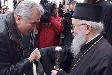 Съдят косовски епископ заради скандален наркоцентър