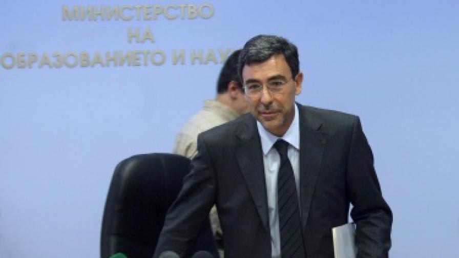 Министърът на образованието и науката Даниел Вълчев представи проекта за осигуряване на домашен интернет на българските учители