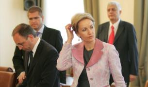 Министрите Николай Василев, Гергана Паси и Николай Цонев преди началото на редовното заседание на Министерски съвет днес