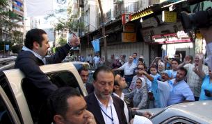 Щастливият Саад Харири поздравява поддръжниците си.