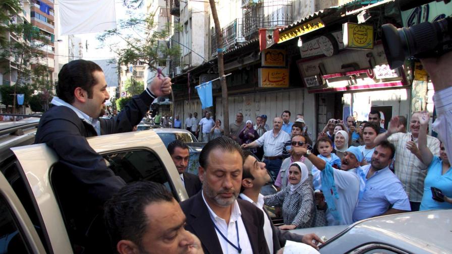 Щастливият Саад Харири поздравява поддръжниците си.