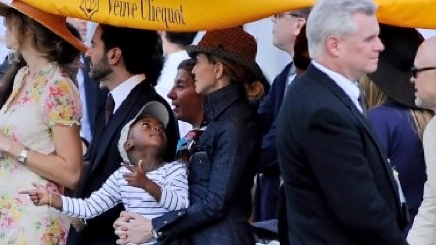 Мадона гледа мач по поло с първото си дете, осиновено от Малави - Дейвид Банда