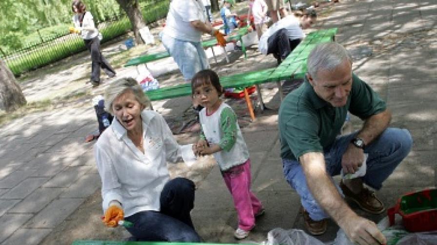 Посланик Макълдауни се включи в боядисването на пейките в столичния зоопарк през май