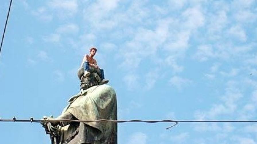 Мароканец стоя 10 часа върху главата на статуя в Неапол