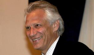 ЕС трябва да помага за промените в България, без да забравя, че на старите страни членки са били нужни понякога десетилетия, за да ги осъществят, пише дьо Вилпен