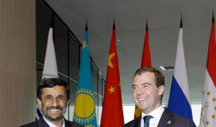 Руският президент Дмитрий Медведев пръв се срещна с Ахмадинеджад след оспорваните избори в Иран.