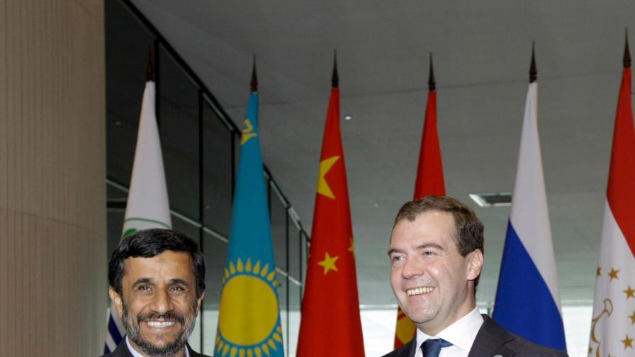 Руският президент Дмитрий Медведев пръв се срещна с Ахмадинеджад след оспорваните избори в Иран.
