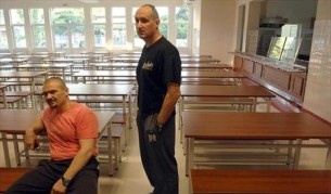 Ангел Христов (вляво) и Пламен Галев обясняват на журналисти, че това е обновеният и реновиран салон на стол за хранене, който обслужва няколко училища