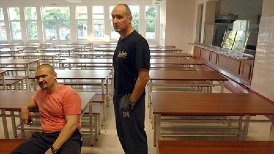 Ангел Христов (вляво) и Пламен Галев обясняват на журналисти, че това е обновеният и реновиран салон на стол за хранене, който обслужва няколко училища