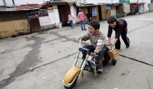 Искат затваряне на ромски лагери в Косово, отровени с олово