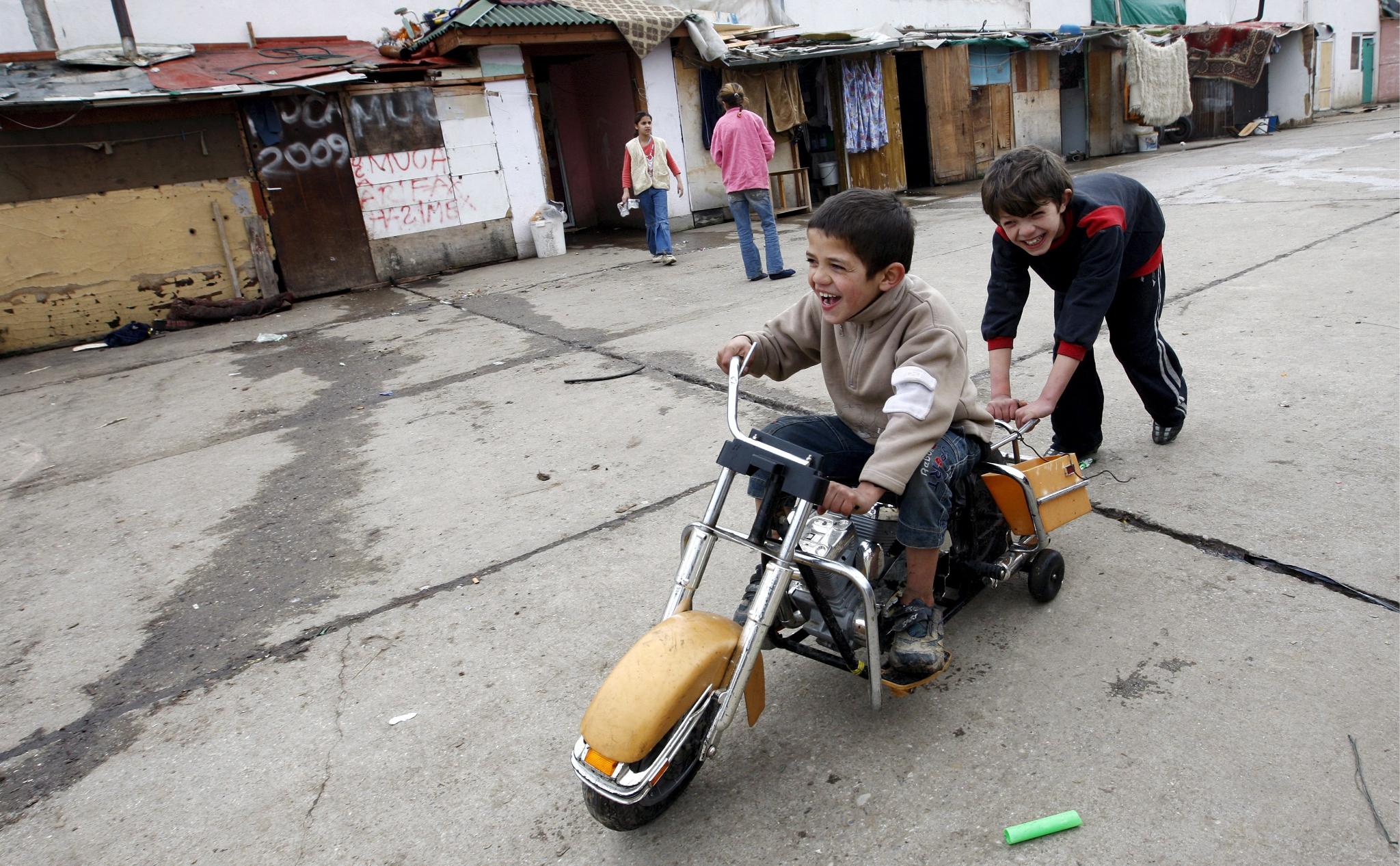 Искат затваряне на ромски лагери в Косово, отровени с олово