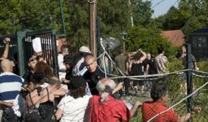 Демонстрантите пред посолството на Иран в Швеция