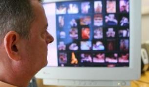 Полицейски служител в Германия следи зареждането и източването на филми с детска порнография