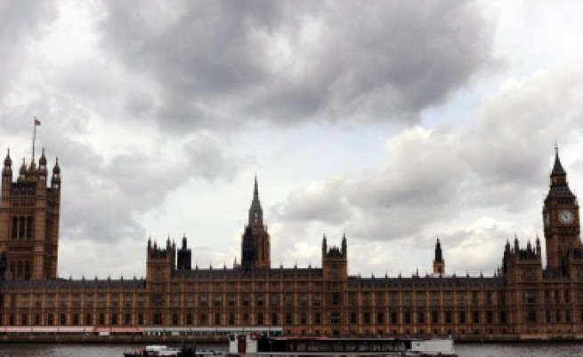 Британски депутати се отказват от допълнителната работа