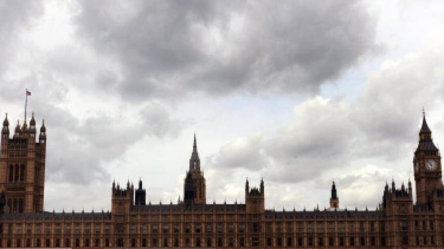 Британски депутати се отказват от допълнителната работа