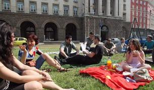 През май млади учени излязоха на пикник пред Министерския съвет, за да изразят позиция срещу свития бюджет за наука и образование