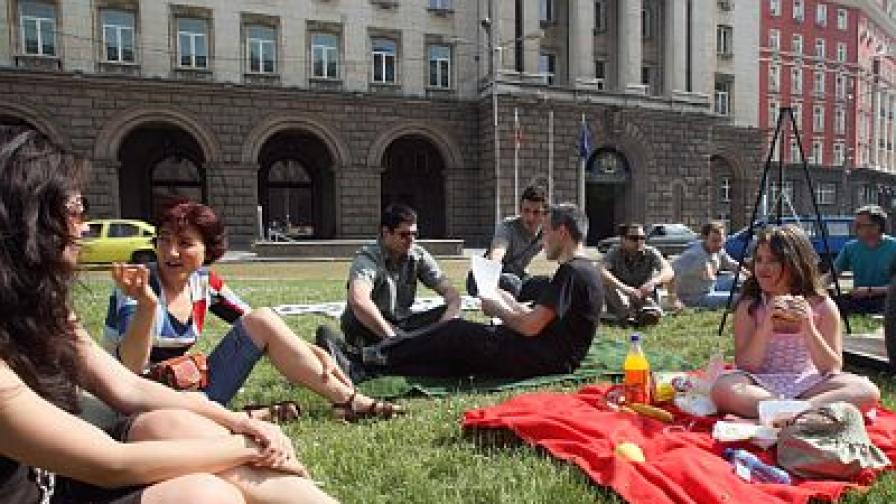 През май млади учени излязоха на пикник пред Министерския съвет, за да изразят позиция срещу свития бюджет за наука и образование