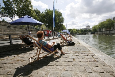 Изгониха нудистите от Кан