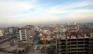 Продължават да падат цените на жилищата