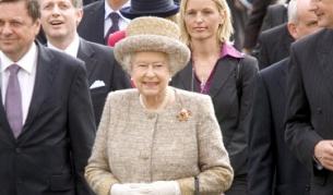 На Острова: Икономисти се извиниха на кралицата заради кризата