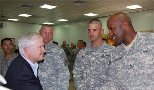 Американският министър на отбраната Робърт Гейтс се срещна с американски военни, които служат като съветници