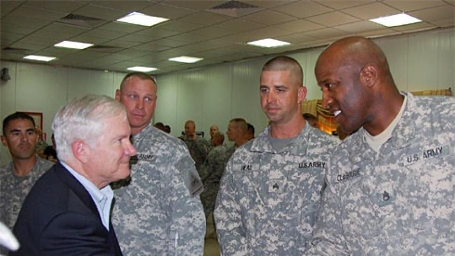 Американският министър на отбраната Робърт Гейтс се срещна с американски военни, които служат като съветници