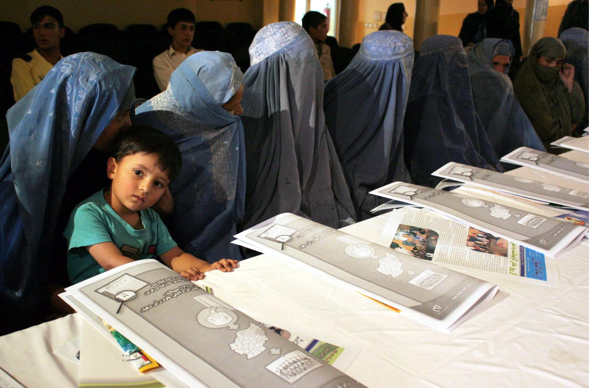 Чайници срещу орел на изборите в Афганистан