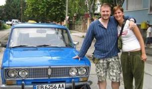 Дерт Варт и приятелката му позират пред новата си придобивка