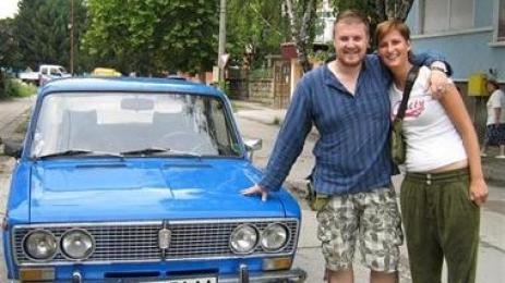 Дерт Варт и приятелката му позират пред новата си придобивка