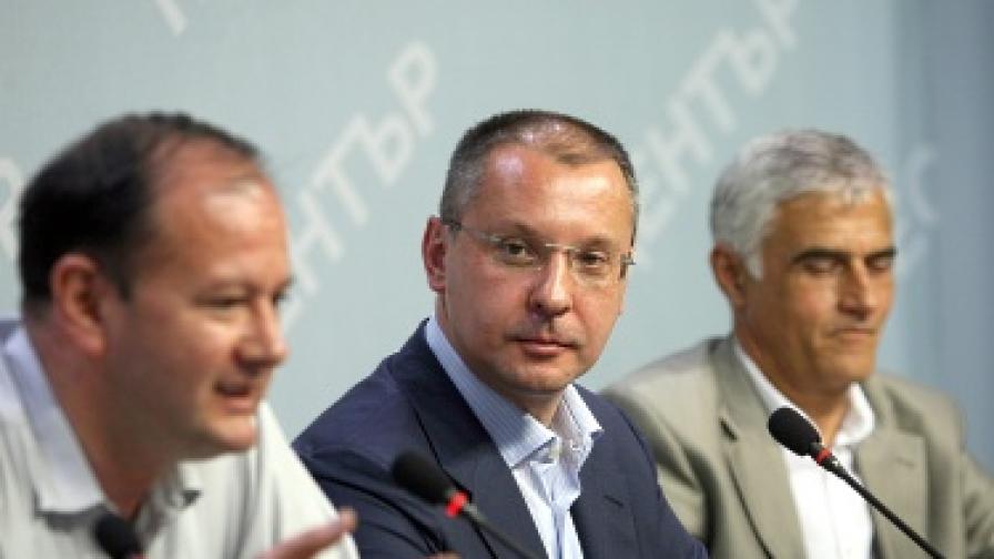 Михаил Миков, Сергей Станишев и Петър Димитров след заседанието на Изпълнителното бюро на БСП