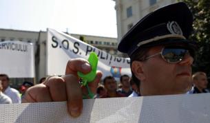 На румънските полицаи страхотно им писна