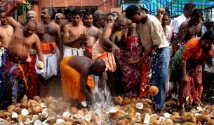 Религиозна церемония с кокосови орехи.