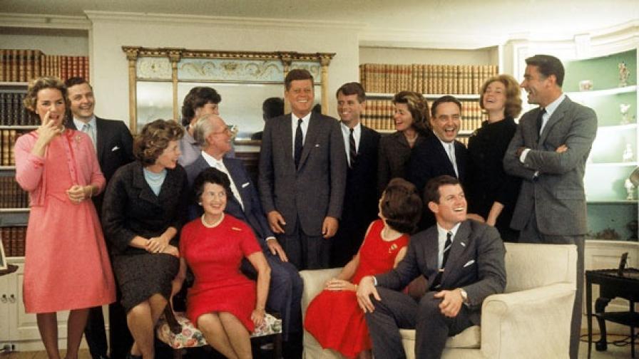 Щастливото семейство в нощта след като Джон Ф. Кенеди печели президентските избори