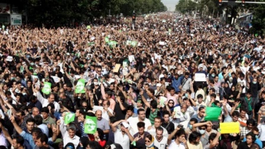 Стотици хиляди участваха в протестите след преизбирането на Махмуд Ахмадинеджад