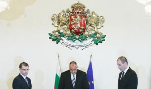 Преди заседанието правителството отдаде почит към паметта на 15-те българи, загинали в Охридското езеро