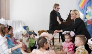 Елтън Джон с децата в украинското сиропиталище