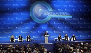 Руският президент Медведев говори пред конференцията "Съвременната държава и глобалната сигурност" в Ярославл