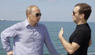 Бившият и настоящият президент на Русия Владимир Путин (л) и Дмитрий Медведев (д)