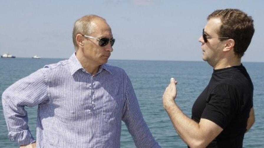 Руснаците: Путин, а не Медведев управлява 